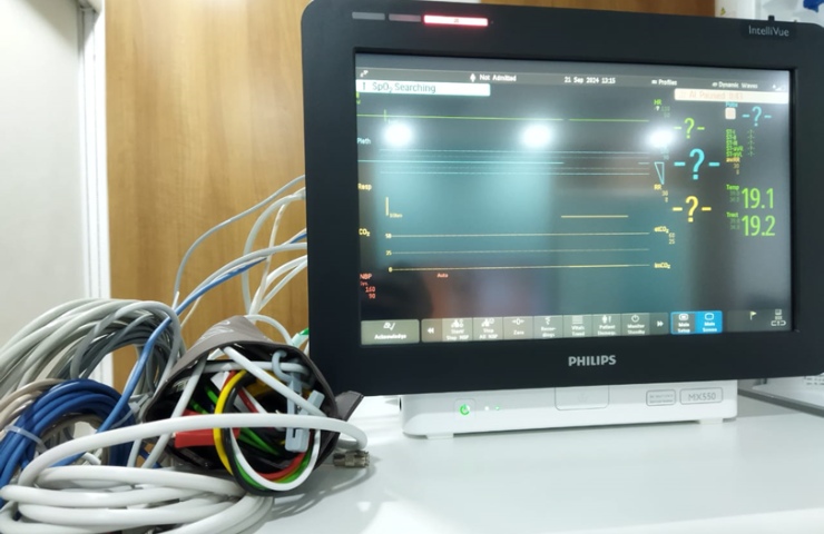 2. Philips MX550: Advanced 7-Parameter Bedside Monitor